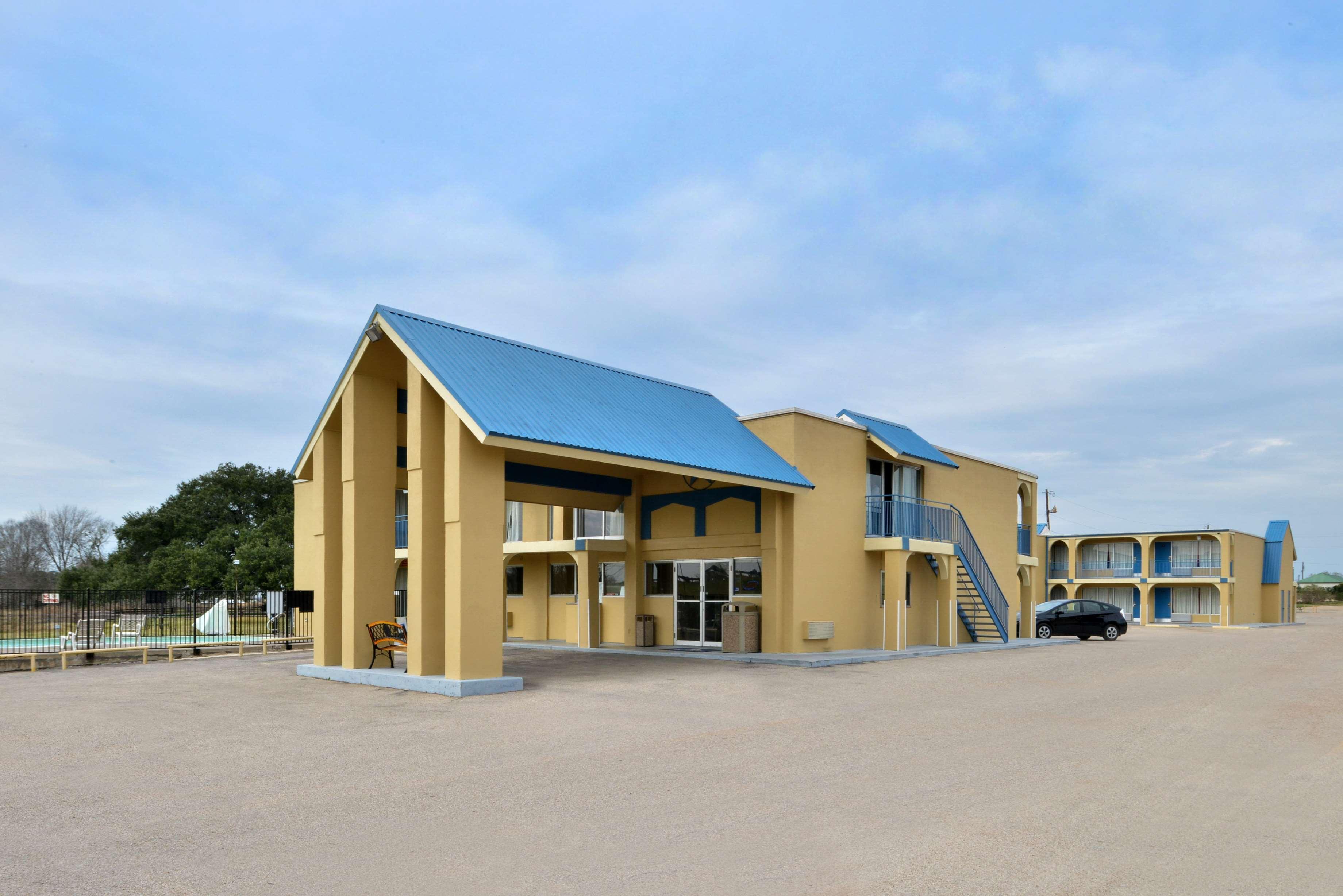 Americas Best Value Inn Schulenburg Exterior photo